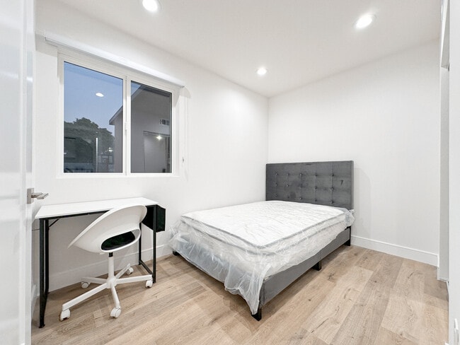 Private Bedroom - 1529 W 35th Pl