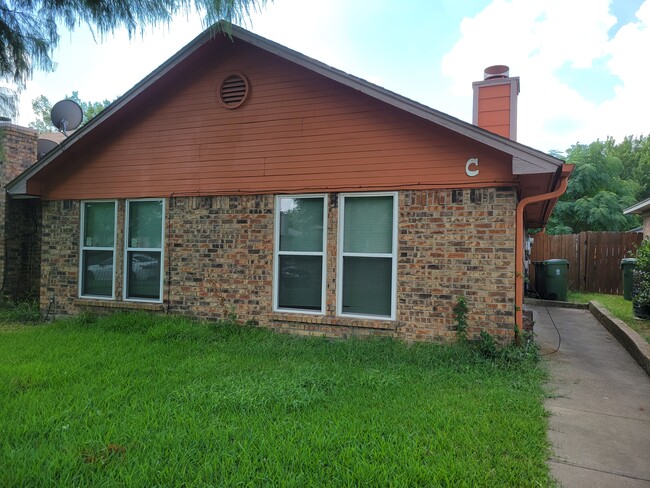 Building Photo - 604 Lost Springs Ct