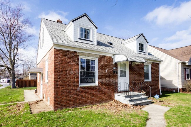 Building Photo - 492 E 327th St