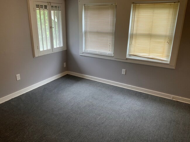 Studio - 582 N Volusia Ave