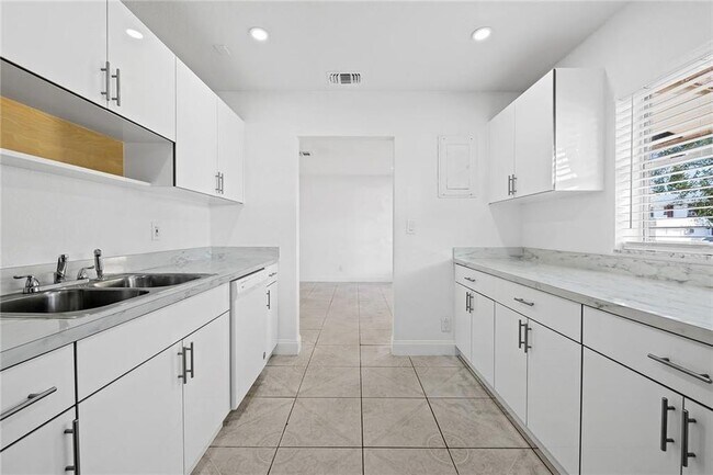 Foto del edificio - 583 NW 17th Pl
