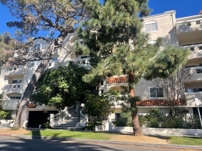 Front of building - 1948 Malcolm Ave