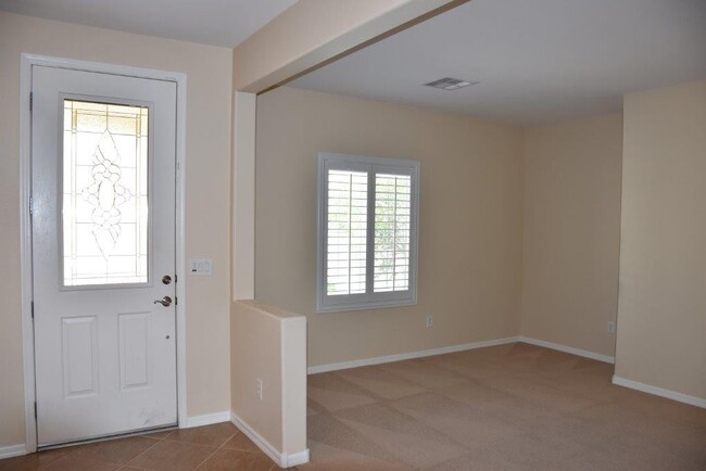 Building Photo - Gorgeous 2 Bedroom + Den Columbia in Sun C...