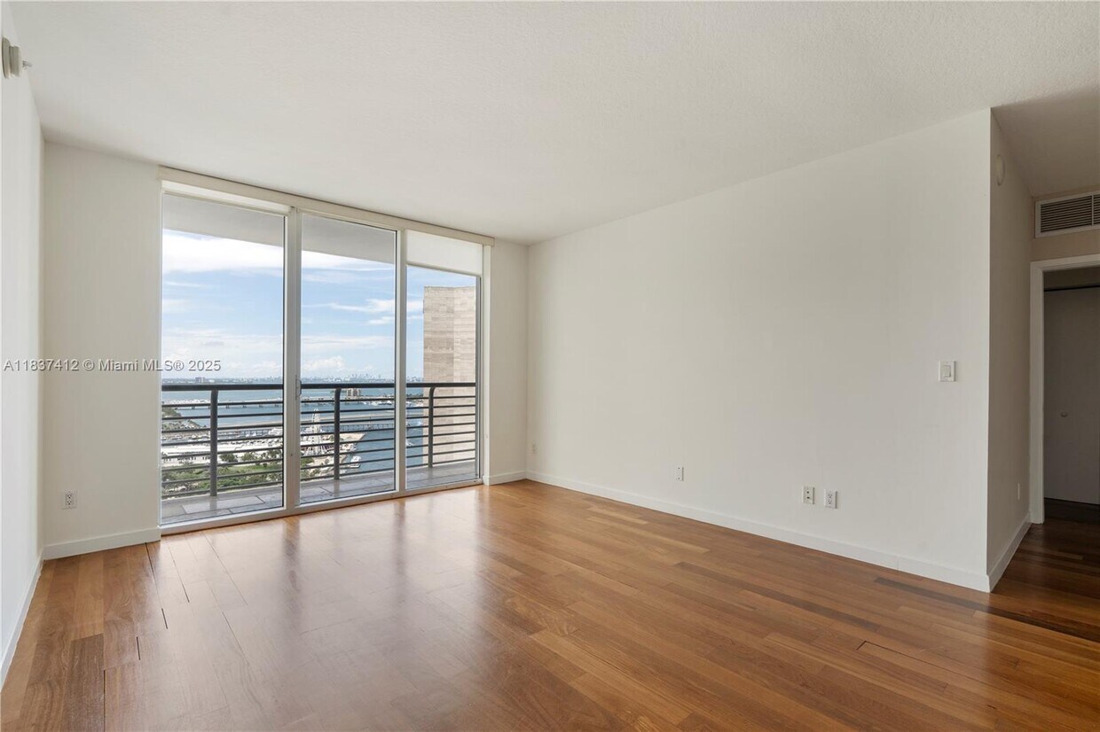 Foto principal - 325 S Biscayne Blvd