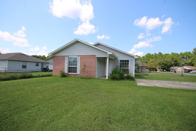 Building Photo - Move in special! 3/2 patio home with spaci...