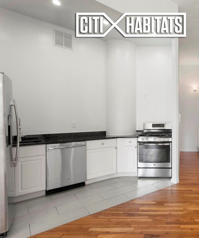 Building Photo - 80 Varick St