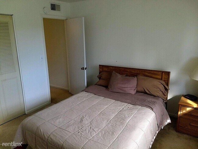 Building Photo - 1 br, 1 bath Condo - 3608 Lakeshore Drive B-5