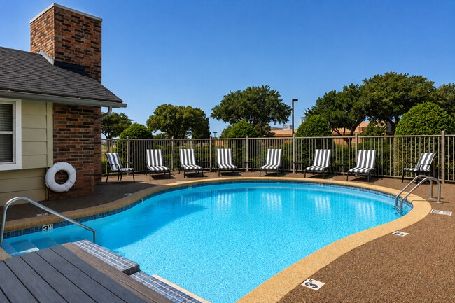 Building Photo - Quail Creek Apts.