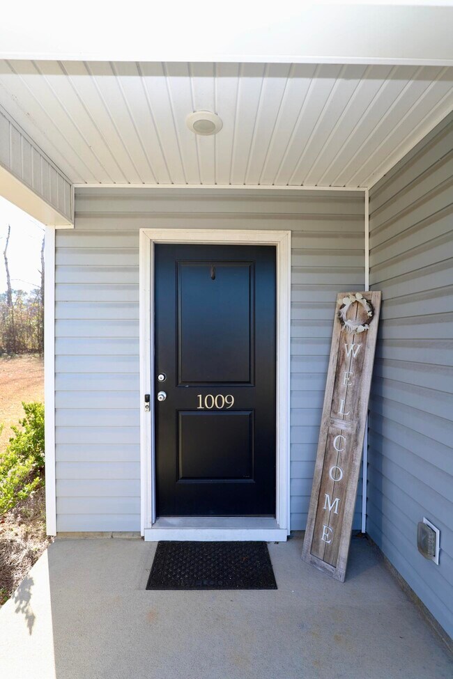 Building Photo - 1009 Providence Plantation Dr