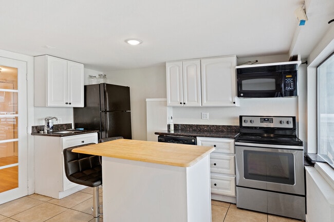 Building Photo - 4703 Beach Dr SW