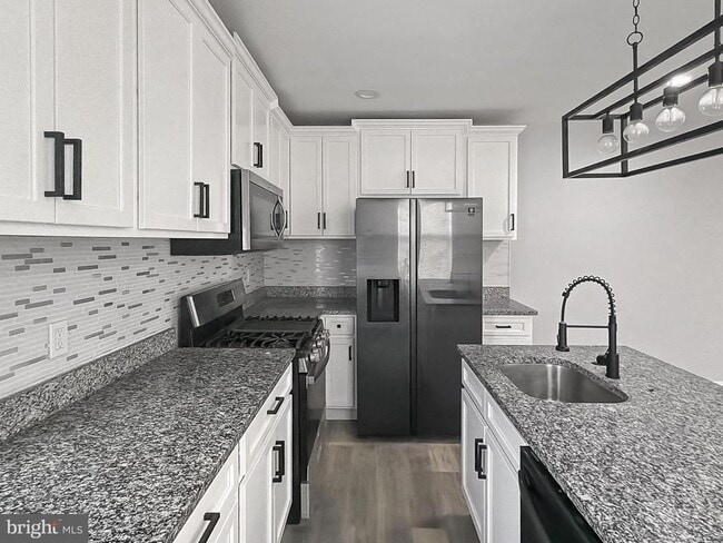 Building Photo - 733 N Linwood Ave