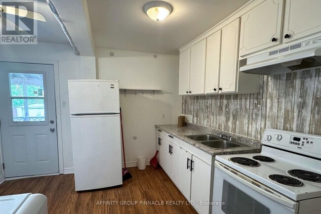 Building Photo - 88 Albert St S