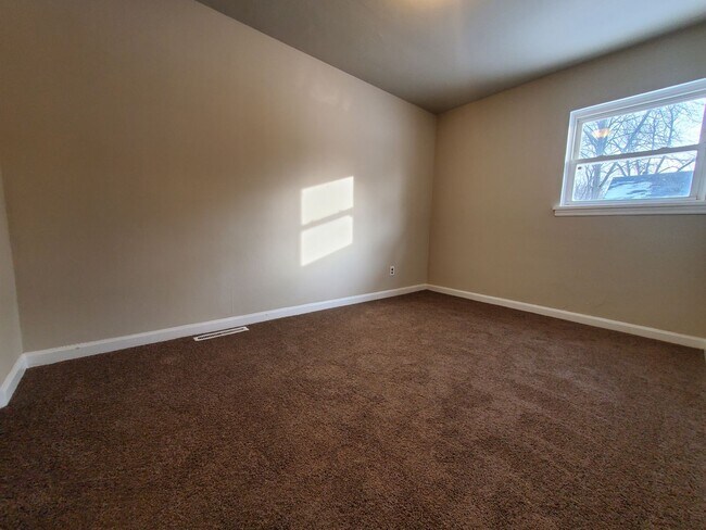 Building Photo - 3 Bed 1 Bath Home!