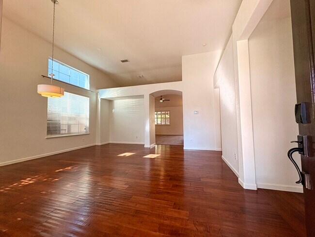 Foto del edificio - Beautiful 4 Bedroom with a large Pool! Located in Roseville close to a park!