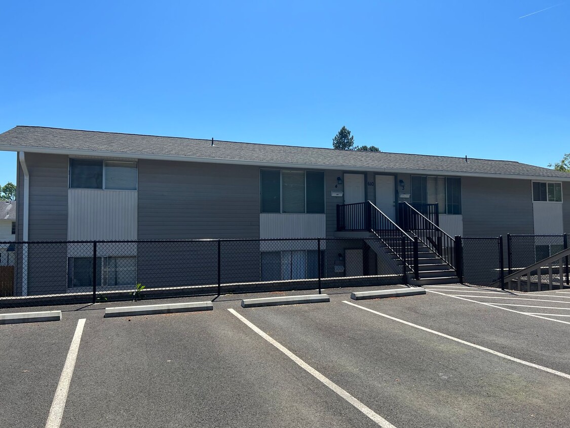 Primary Photo - Quiet 2 bedroom apartment