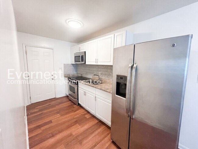 Foto del edificio - 4527 Glade Rd