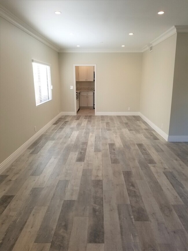 Building Photo - 1111 S Swall Dr