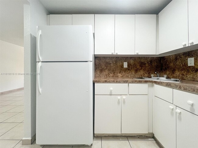 Building Photo - 606 W 81st St