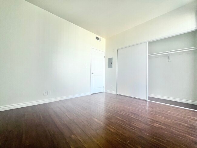 Building Photo - 947 Serrano Ave