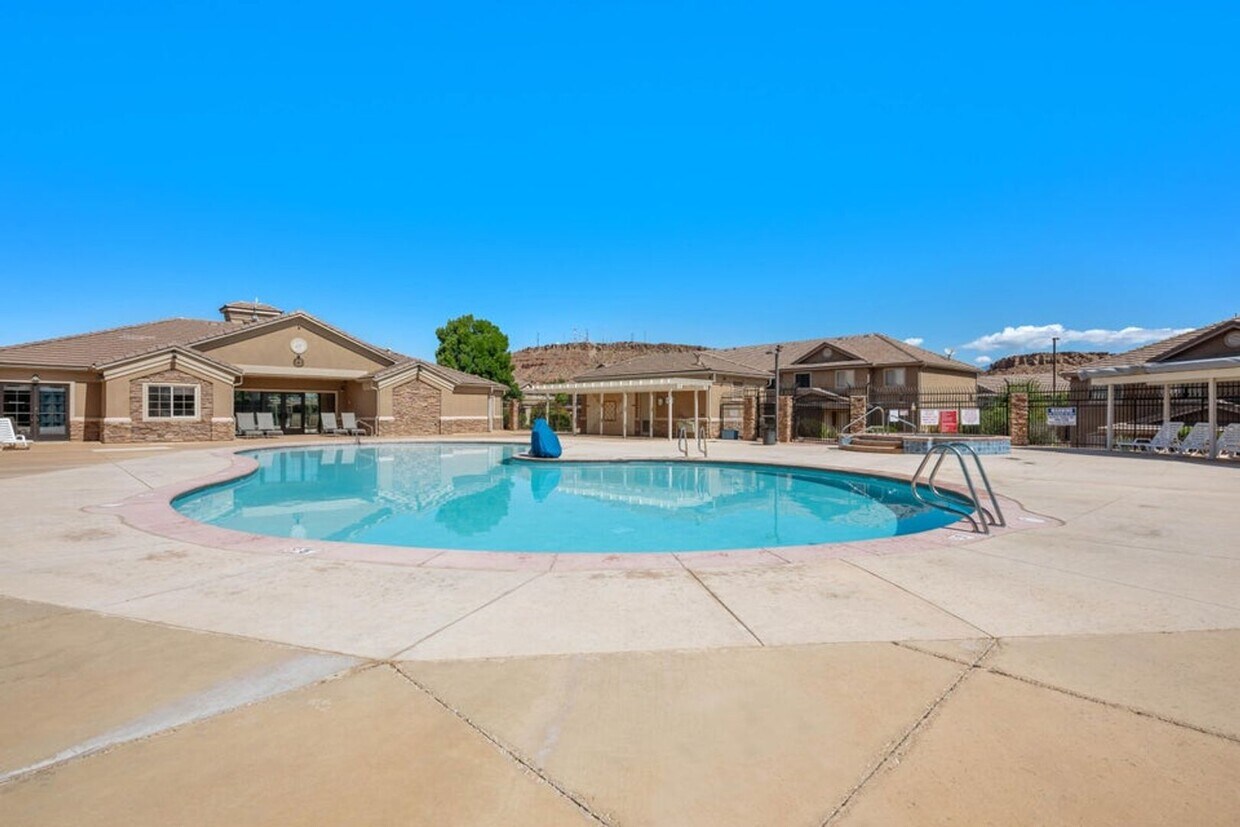 Foto del edificio - Beautiful 3 Bedroom Townhome In Hidden Valley Heights