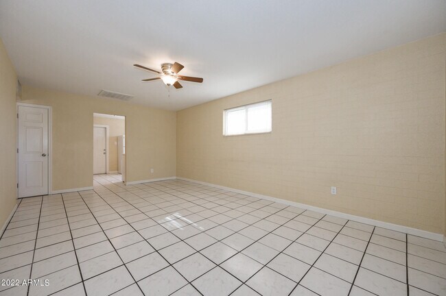 Building Photo - 837 E Alice Ave