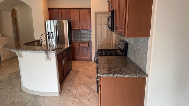 Foto del edificio - A Very Beautiful and Spacious 3 Bedroom 2 Bath Home in Yukon Public Schools