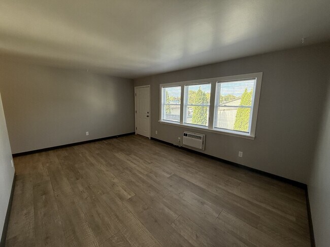 Building Photo - 1749 Edison St