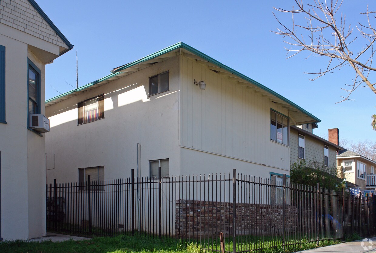 Building Photo - 3222 2nd Ave
