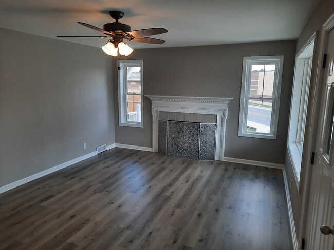 Building Photo - 2115 Main St