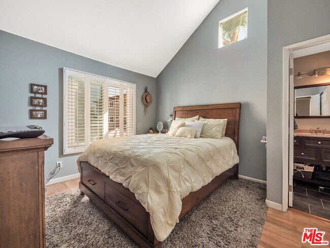 Master Bedroom 1 - 433 E Tamarack Ave