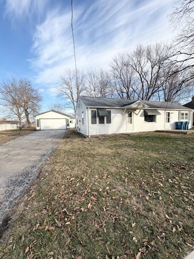 Foto del edificio - 3 Bedroom House With Large Yard!