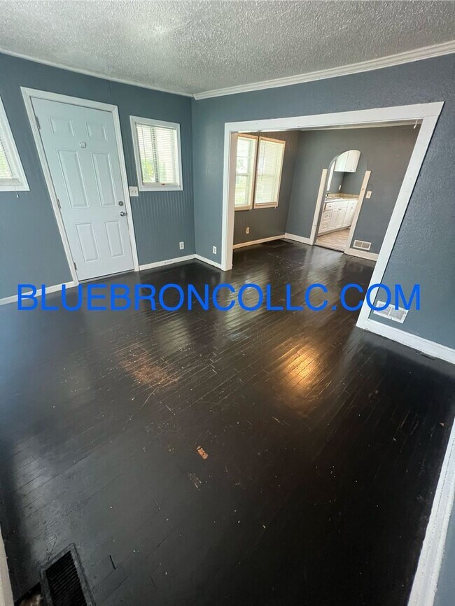 Building Photo - NEWly renovated Cute 2 bedroom 1 bathroom ...