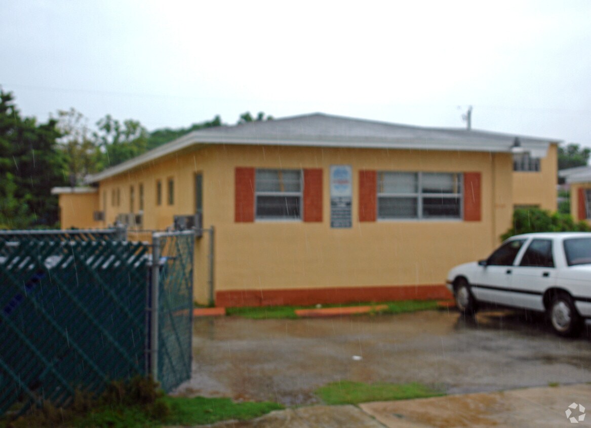 Building Photo - 2130 SW 14th Ter