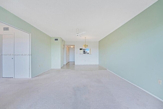 Foto del edificio - 2998 Sunrise Lakes Dr W
