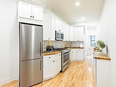 Building Photo - Beautifully renovated and charming 1 bedroom in a prime location