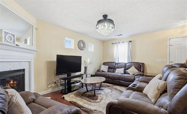 Building Photo - 205 Oak Grove Way