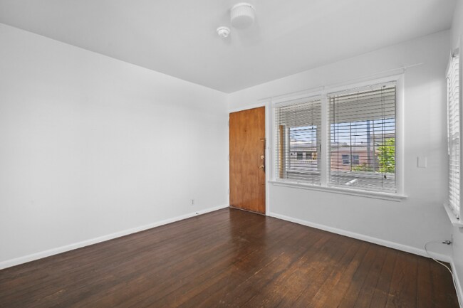 Building Photo - 220 Rose Ave