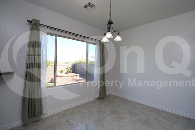 Foto del edificio - 27355 N Silverado Ranch Rd