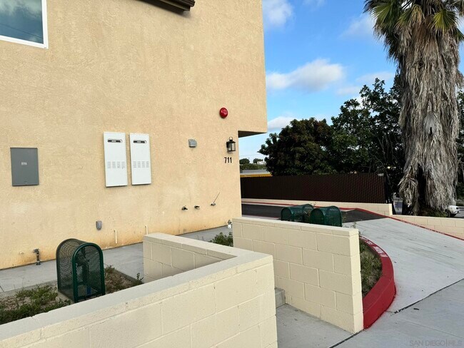 Building Photo - 711 Palm Ave