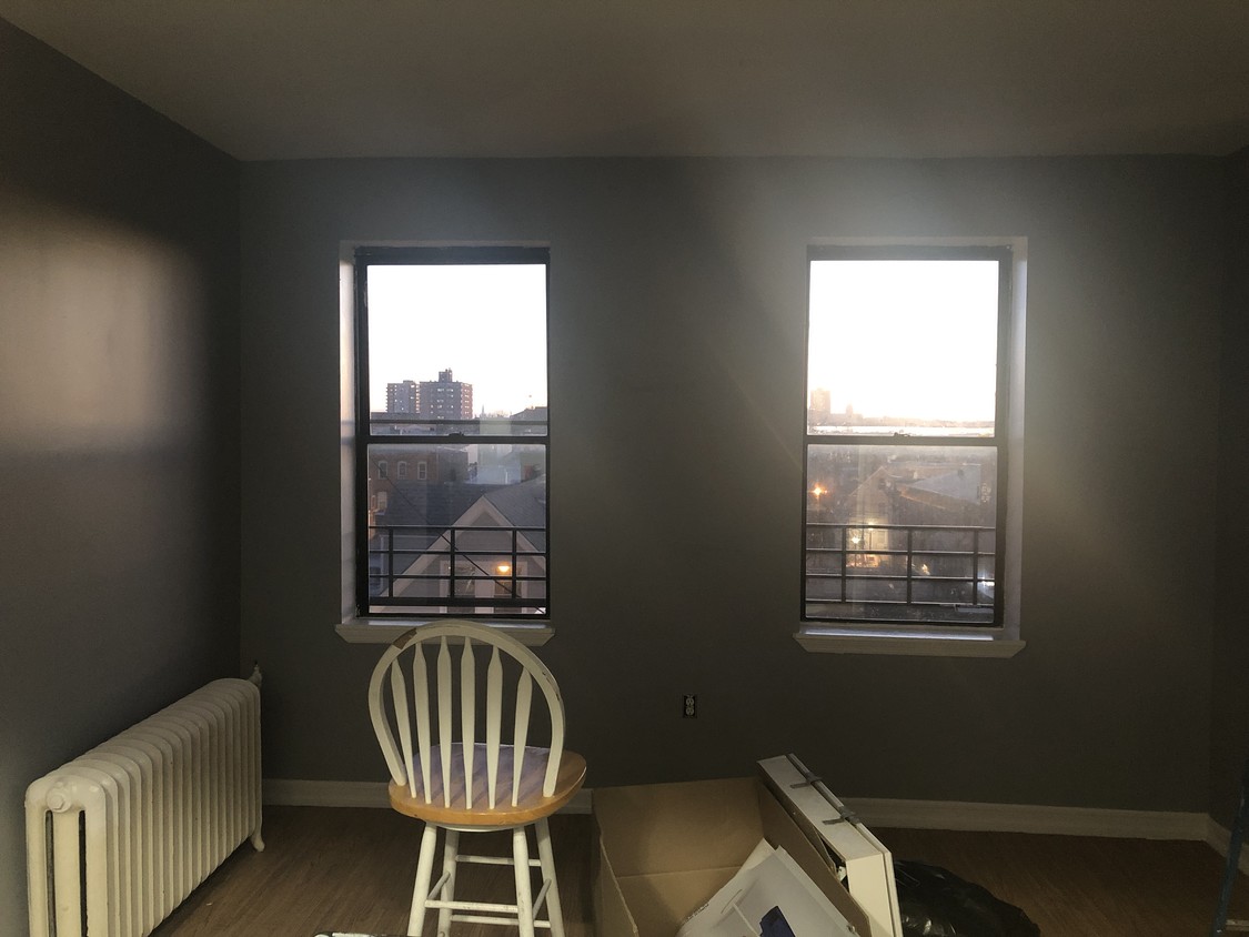 Primary Photo - 324 44th St
