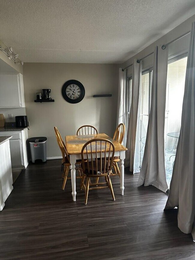 Building Photo - Ready, Renovated, Furnished and waiting fo...