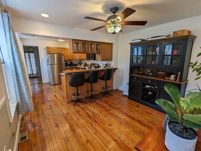 Dining room - 500 E Randall St