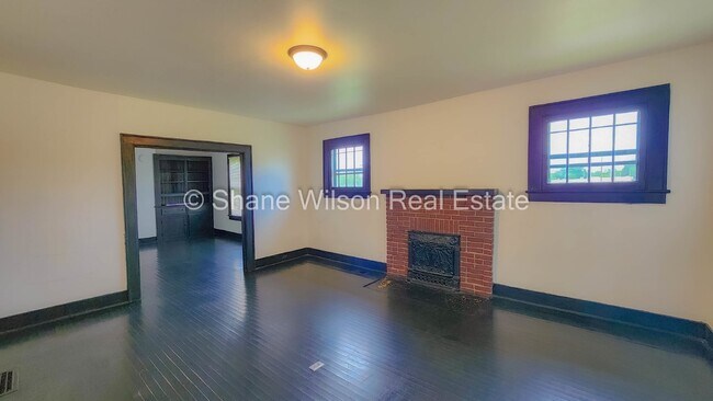 Building Photo - 3 BR / 1 BA new front and back decks!