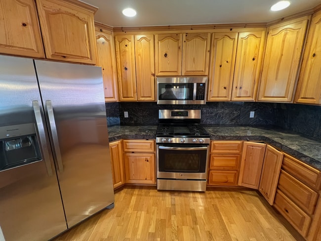 Building Photo - Low Elevation Home Steps From Championship Golf Course