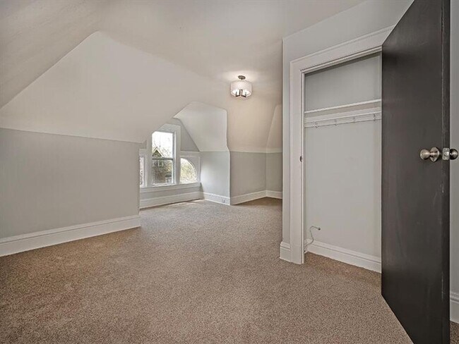 Foto del edificio - Stately Luxury Living in Schenley Heights ...
