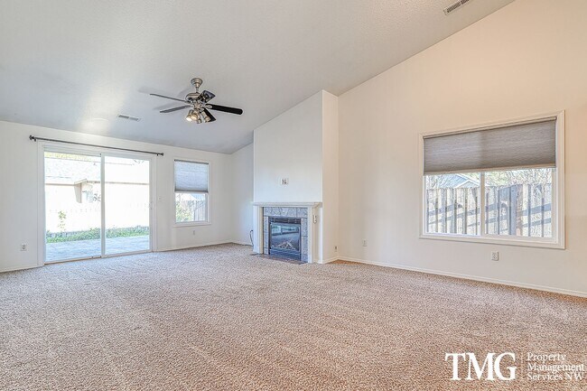 Building Photo - Updated 3 Bedroom 2 Bathroom Home in Battle Ground with Great Fully Fenced Back Yard!
