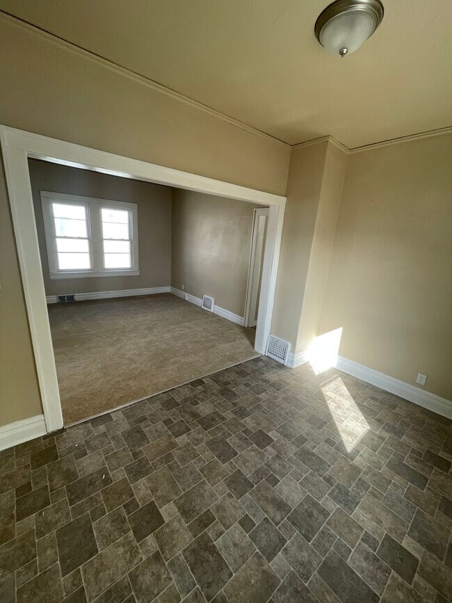 Building Photo - HUGE 4 Bedroom Apartment