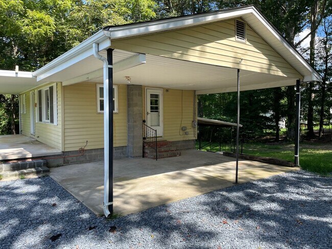 Foto del edificio - 2 BED, 1 BATH HOME LOCATED IN RANDLEMAN