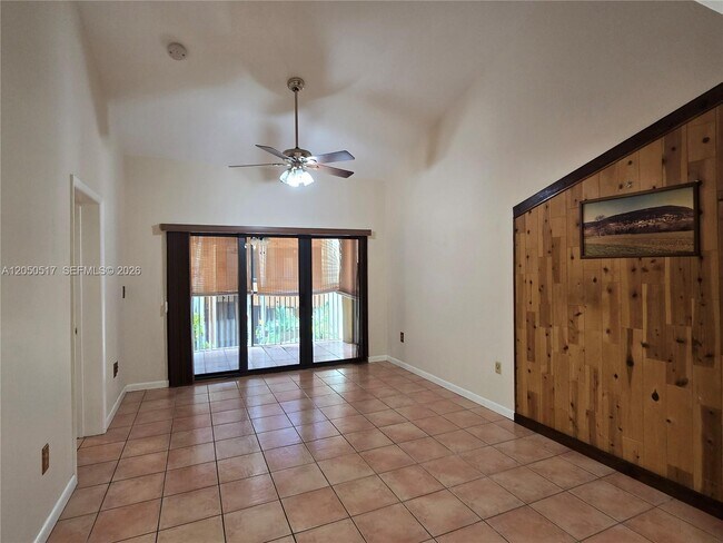 Foto del edificio - 15545 Miami Lakeway N