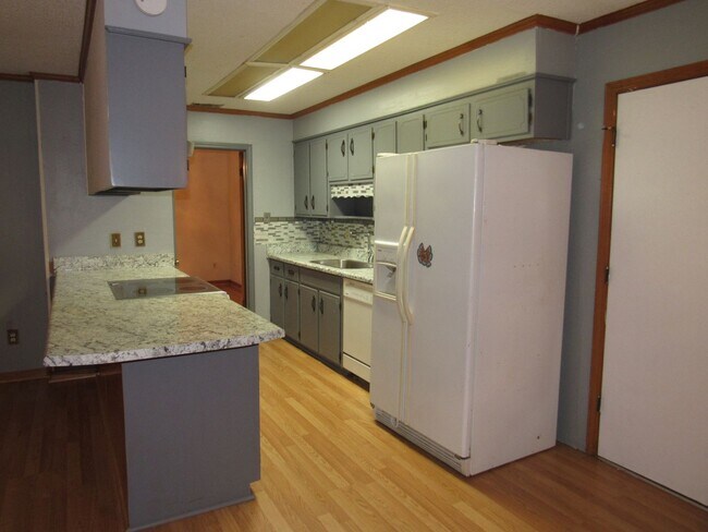 Building Photo - Four bedroom home convenient to bases & sh...